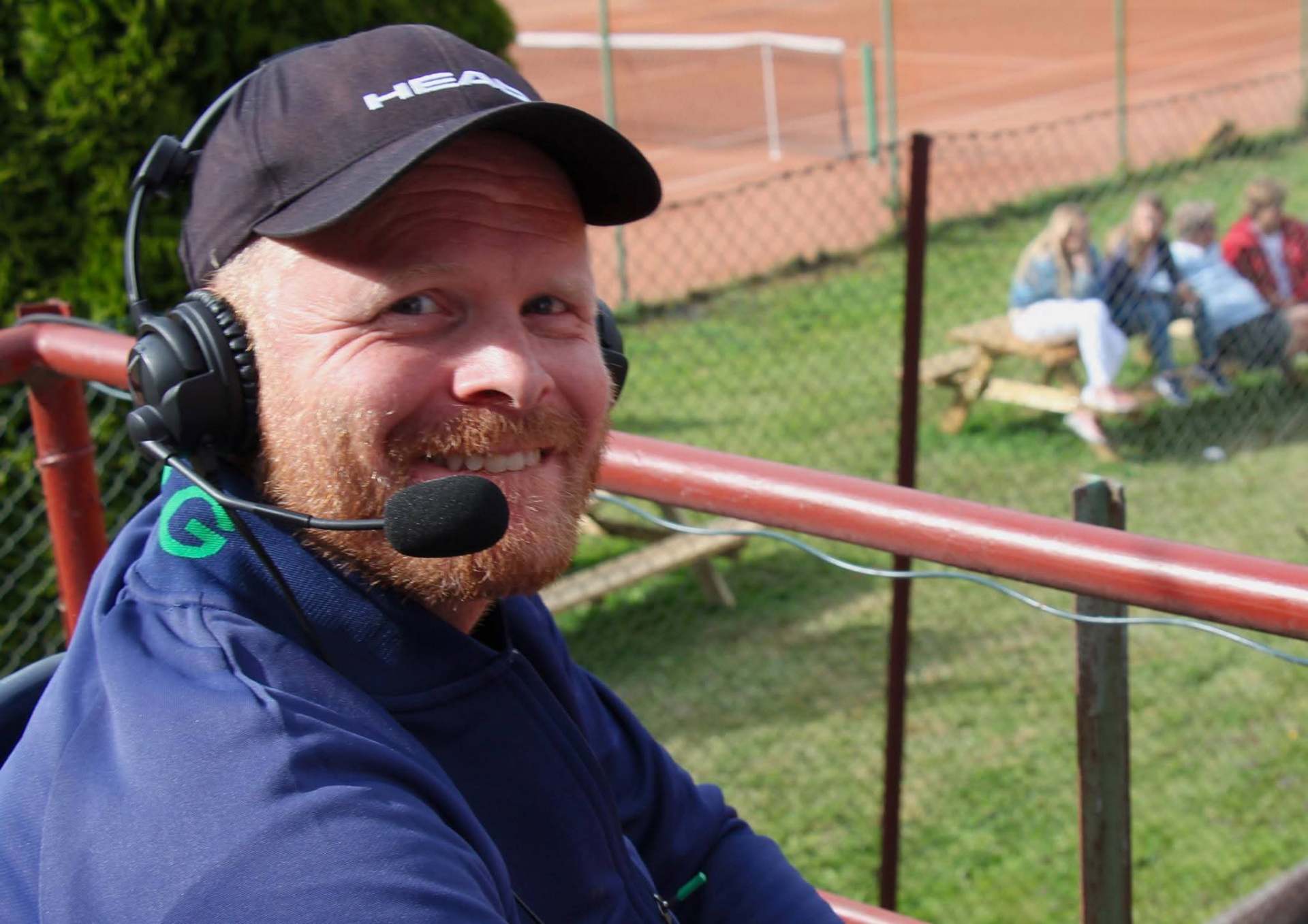 Henrik med headset og HEAD-cap i turneringslederrollen